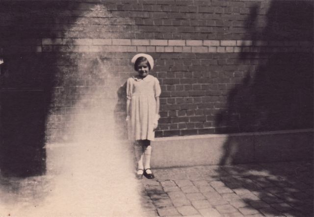 Plotseling veranderde ons buurmeisje in een gaswolk. Butaan of kampeergas, daar hebben we in de buurt nog lang over gediscussieerd.